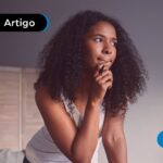 Pessoa pensando sobre diferenças entre voto nulo e branco.