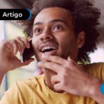 Jovem usando telefone para ligar no 0800 do blog da meutudo.