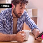 Pessoa consultando segundo lote de restituição do imposto de renda.