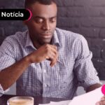 Pessoa preocupada em cair na malha fina do Imposto de Renda.
