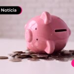 Cofre de porquinho com moedas simbolizando investimento.