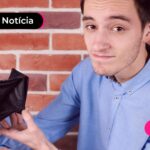 Jovem mostrando carteira vazia pós festas de são joão.