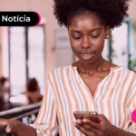 Trabalhadora sacando abono salarial de nascidos em julho e agosto.