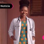 Pessoa com jaleco de médico sorrindo enquanto lê sobre notícia de aposentadoria especial.