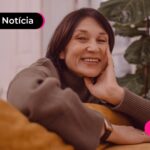 Mulher idosa feliz em casa.