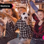 Amigos curtindo enquanto assistem futebol.