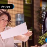 Mulher lendo carta de demissão exemplificando aviso prévio indenizado ou trabalhando.
