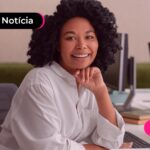 Mulher em trabalho com expressão feliz.
