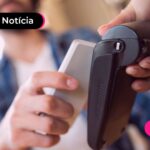 Homem passando pix automático em maquininha.
