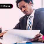Homem de terno analisando documentos.