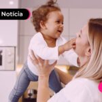 Mãe abraçando criança.