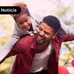 Pai e filho felizes com bolsa familia.