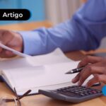 Demonstração de um homem lidando com cálculos sobre seguro prestamista.