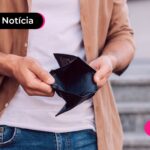Pessoa segurando uma carteira vazia.