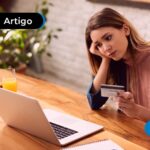 Mulher aprendendo como pagar imposto de renda atrasado