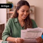 Demonstração de uma mulher analisando papeis sobre as taxas de maquininha de cartão.