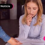 Mulher analisando documento de rescisão.