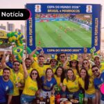 Pessoas assistindo a Copa do Mundo 2026 no telão.