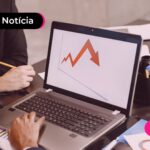 Pessoa olhando gráficos em escritório.