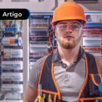 Homem fazendo curso de eletricista.