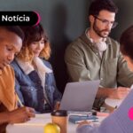 Pessoas estudando em sala.