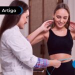 Uma mulher fazendo curso gratuito de nutrição.