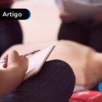Pessoa fazendo curso de primeiros socorros.
