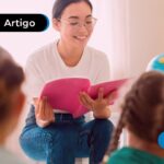 mulher fazendo curso gratuito de pedagogia.
