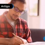 Jovem fazendo curso para declarar Imposto de Renda.