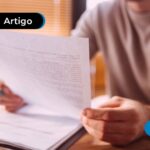 Pessoa preenchendo declaração de hipossuficiência.