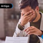Homem desanimado no trabalho ilustrando o conceito de demissão silenciosa.