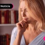 Mulher loira olhando o desenrola FIES.