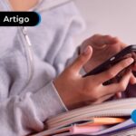 Pessoa usando o celular para fazer a inscrição no Educa mais Brasil.
