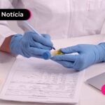 Pessoa fazendo teste em laboratório.