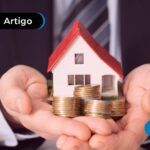 Pessoa segurando casa e moeda nas mãos simbolizando financiamento.