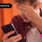 Pessoa preocupada após cair em golpes digitais.