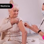 Enfermeira dando vacina em idosa após alerta Iamspe.