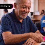 Homem idoso cadastrando biometria digital em agência.