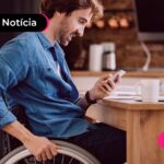 Homem recebendo aviso do INSS pelo whatsapp.