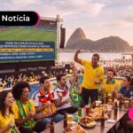 Grupo de pessoas reunidas assistindo jogo da copa do mundo com telão.