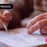 Pessoa assinando documento.
