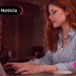 Mulher olhando lote histórico de restituição do IR.