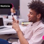 Jovem lendo notíica sobre pagamento do Lucro do FGTS que deve acontecer em julho e agosto.