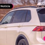 Taxista dirigindo em pista.