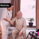 Idoso sendo atendido pelo novo programa Padi Brasil.