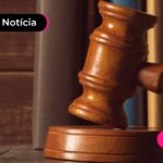 Pessoa batendo o martelo do juiz.