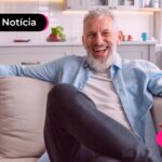Aposentado sorrindo após ler noticia sobre margem unificada do INSS.