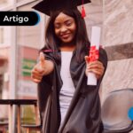 Jovem feliz com pós graduação pelo Educa mais Brasil.