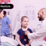 Criança em médico sendo acompanhada por adulto.