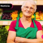 Mulher vendendo frutas em feira.